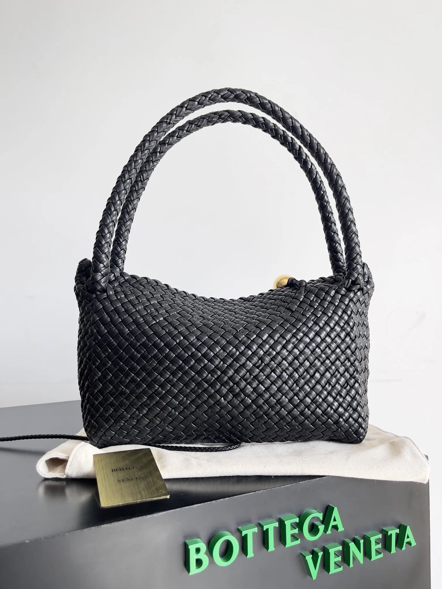 Batch 5760 BV collectible small woven handbags are really YYDS!! Bottega Veneta’s most classic small woven handbags are back! ! We use the highest quality leather with the highest craftsmanship❤️ to create the most expensive works. We have created the original Intrecciato leather weaving process❤️ This unique traditional exclusive leather weaving method has not only become our logo but also reflects the time-consuming and labor-intensive craftsmanship of our products❤️ The new TOSCA handbag must be a selection worth collecting🆕 Style number: 716974 Size: 27*9*18cm
